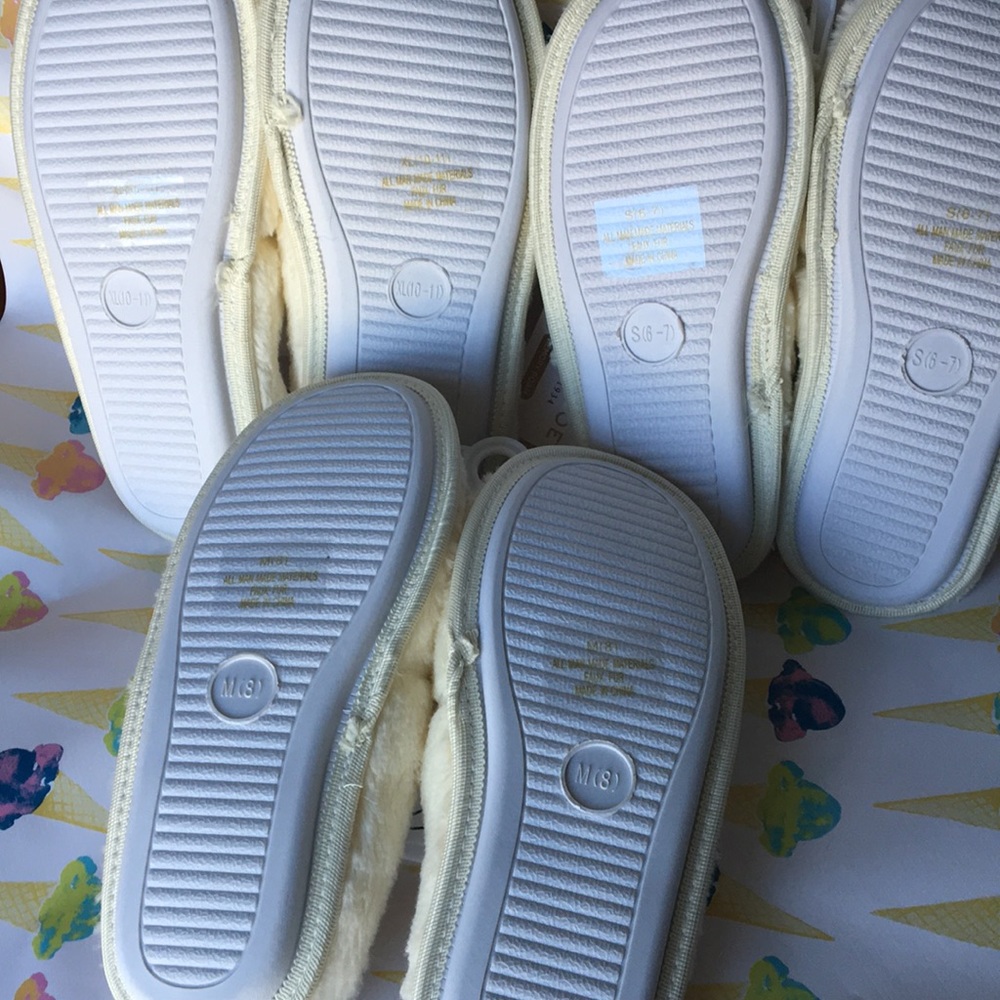 🍦XL Gold Toe NWT cream puff pom pom slippers 🍦 - Picture 8 of 8